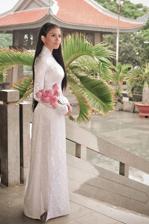 Trương Thị May viếng chùa ngày Vu Lan