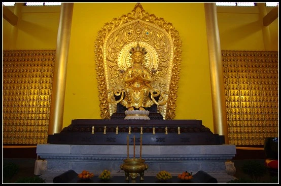 Tôn tượng Đức Phật Di Lặc được thờ tại chính điện chùa Đại Kim Phật ở chân núi Phạn Tịnh thuộc tỉnh Quý Châu, Trung Quốc.