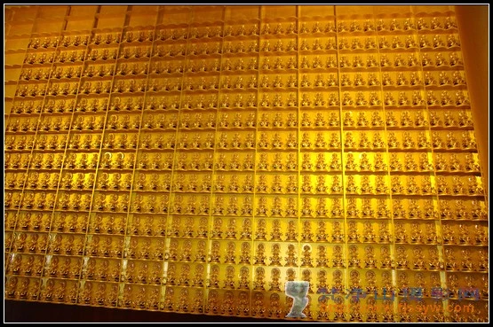 Hai bên chính điện là hàng ngàn bức tượng Phật nhỏ mạ vàng.