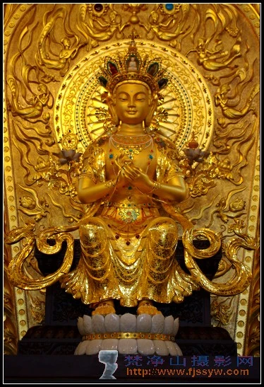 Tượng Đức Phật Di Lặc được đúc, chế tác từ hơn 200kg vàng và các loại ngọc, đá quý