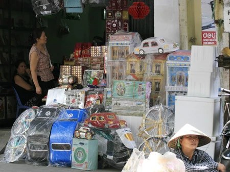 Nhà lầu, xe hơi và các mặt hàng “xa xỉ” khác đều đã có mặt ở Hàng Mã để phục vụ nhu cầu khách hàng
