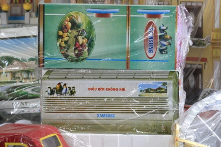 Không hiểu ở “dưới” đó nóng cỡ nào mà cần tới cả điều hòa và tủ lạnh "hệt" như thật? Hì hục đốt cả tiếng đồng hồ không hết chỗ vàng mã