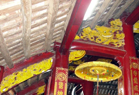 Các hoạ tiết trong đình Đông Đạo đã bị sơn lại bằng sơn hoá học.