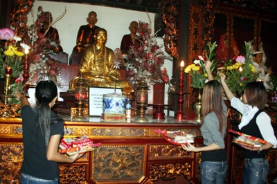 Giới trẻ nô nức lên chùa báo hiếu mẹ cha ảnh 1