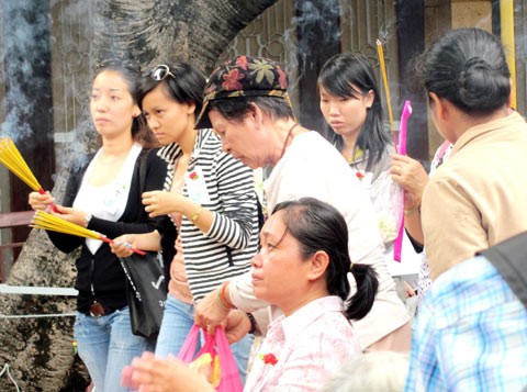 Nhiều người dân, đặc biệt là những người trẻ đến chùa cầu an, tưởng nhớ và báo hiếu cha mẹ. Ảnh: Hải Duyên. Nhiều người dân, đặc biệt là những người trẻ đến chùa cầu an, tưởng nhớ và báo hiếu cha mẹ. Ảnh: Hải Duyên.