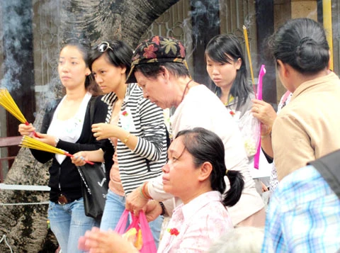 Nhiều người dân, đặc biệt là những người trẻ đến chùa cầu an, tưởng nhớ và báo hiếu cha mẹ. Ảnh: Hải Duyên.
