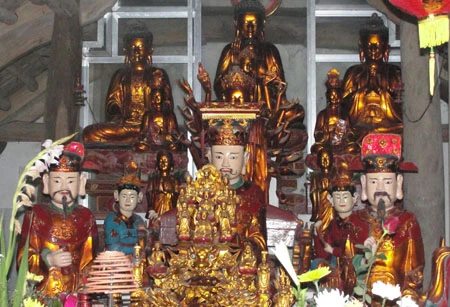 Hệ thống tượng trong chùa Tiền Môn đã được sơn lại.