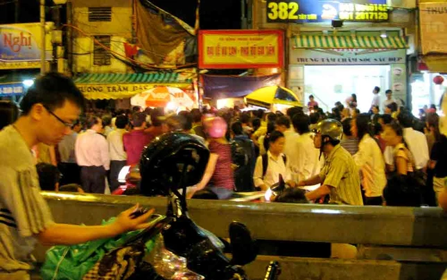 Người dân đứng chật đường trước cổng Tổ đình Phúc Khánh.