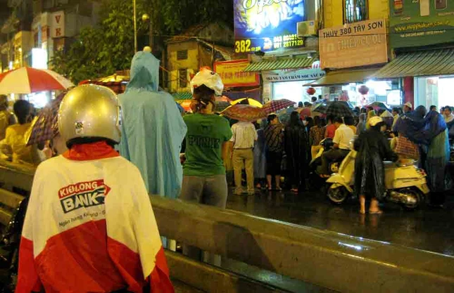 Nhiều người đội mưa khấn vái