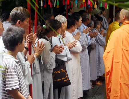 Rằm tháng 7, lễ Vu Lan, hàng vạn người dân Huế lên chùa cầu an báo hiếu đẫng sinh thành