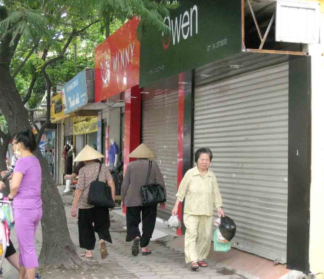 Các cụ lên chùa, Cửa hàng đóng cửa. Ảnh: Hữu Việt