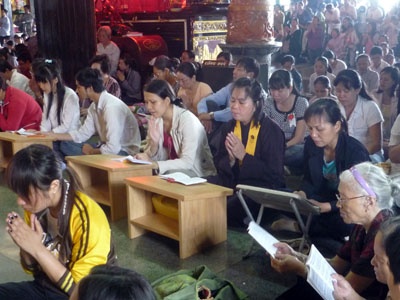 Từ sáng sớm ngày rằm, các chùa lớn ở TP HCM đã chật đông phật tử. Ảnh Phan Tú