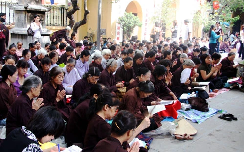 Phật tử làm lễ