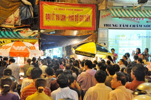 Hàng trăm người đội mưa tụng kinh Vu lan