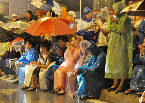 Hàng trăm người đội mưa tụng kinh Vu lan
