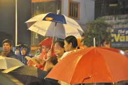 Hàng trăm người đội mưa tụng kinh Vu lan