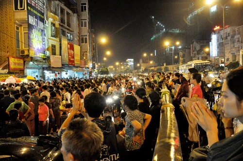 Hàng trăm người đội mưa tụng kinh Vu lan