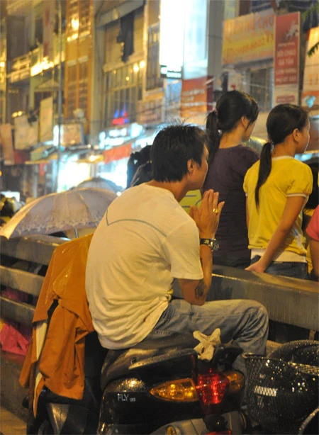 Hàng trăm người đội mưa tụng kinh Vu lan