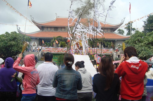 Người dân TP HCM tấp nập vào chùa trong lễ Vu Lan