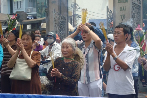 Người dân TP HCM tấp nập vào chùa trong lễ Vu Lan