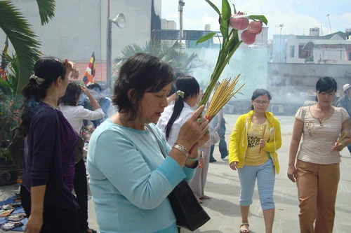 Người dân TP HCM tấp nập vào chùa trong lễ Vu Lan