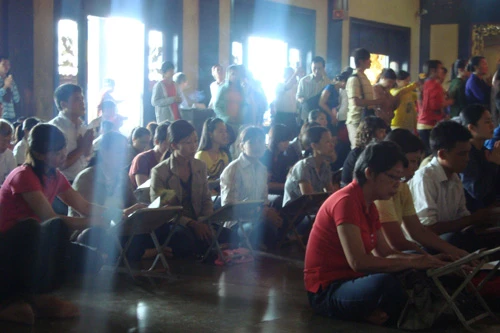 Người dân TP HCM tấp nập vào chùa trong lễ Vu Lan