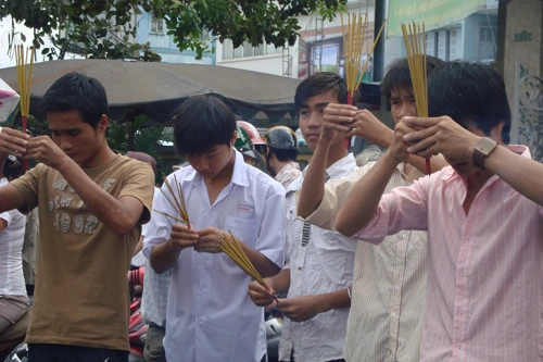 Người dân TP HCM tấp nập vào chùa trong lễ Vu Lan