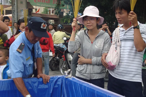 Người dân TP HCM tấp nập vào chùa trong lễ Vu Lan