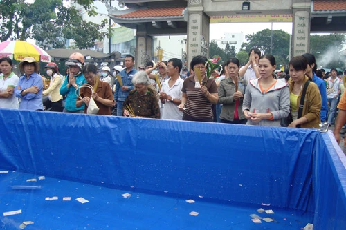 Người dân TP HCM tấp nập vào chùa trong lễ Vu Lan