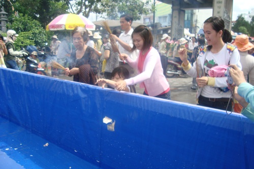 Người dân TP HCM tấp nập vào chùa trong lễ Vu Lan