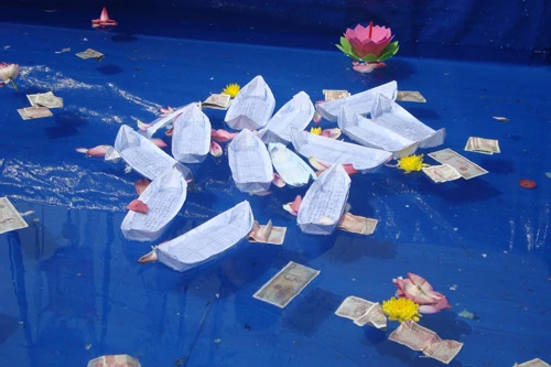 Người dân TP HCM tấp nập vào chùa trong lễ Vu Lan