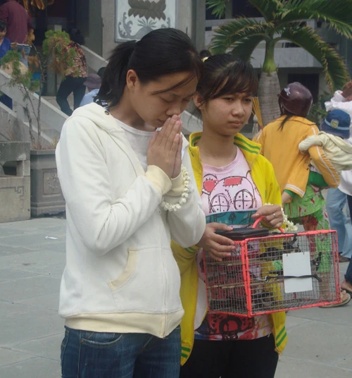 Người dân TP HCM tấp nập vào chùa trong lễ Vu Lan