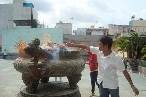 Người dân TP HCM tấp nập vào chùa trong lễ Vu Lan