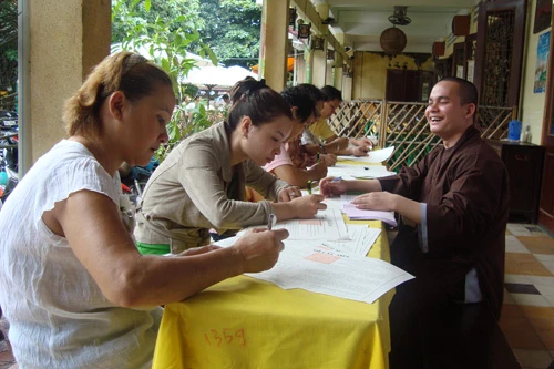 Người dân TP HCM tấp nập vào chùa trong lễ Vu Lan