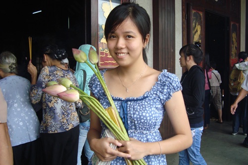 Người dân TP HCM tấp nập vào chùa trong lễ Vu Lan