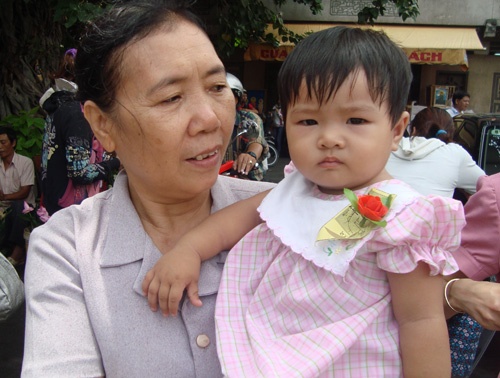 Người dân TP HCM tấp nập vào chùa trong lễ Vu Lan