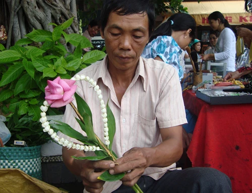 Người dân TP HCM tấp nập vào chùa trong lễ Vu Lan