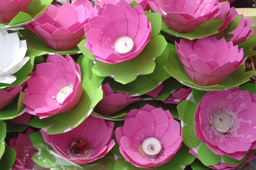 Người dân TP HCM tấp nập vào chùa trong lễ Vu Lan