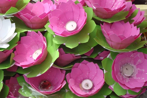 Người dân TP HCM tấp nập vào chùa trong lễ Vu Lan