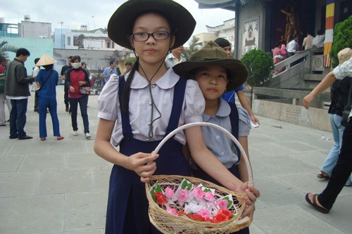 Người dân TP HCM tấp nập vào chùa trong lễ Vu Lan