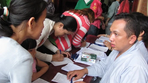Một phật tử được cài bông đỏ khi vào chùa Phổ Quang Năm nay, việc đốt vàng mã giảm hẳn, việc đốt nhang cũng được phật tử ý thức, đốt rất hạn chế để bớt gây ô nhiễm Không phải ai cũng có may mắn được cài bông hồng đỏ… Phật tử đăng ký cầu siêu, cầu an tại chùa Hoằng Pháp Đại lễ Vu Lan ở chùa Hoằng Pháp
