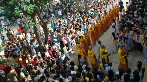 Một phật tử được cài bông đỏ khi vào chùa Phổ Quang Năm nay, việc đốt vàng mã giảm hẳn, việc đốt nhang cũng được phật tử ý thức, đốt rất hạn chế để bớt gây ô nhiễm Không phải ai cũng có may mắn được cài bông hồng đỏ… Phật tử đăng ký cầu siêu, cầu an tại chùa Hoằng Pháp Đại lễ Vu Lan ở chùa Hoằng Pháp