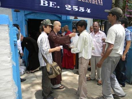 Ấn Độ: Tăng Ni du học sinh Việt Nam tổ chức Vu lan PL 2554 - 2010 tại Pune ảnh 10 ando 10 .jpg