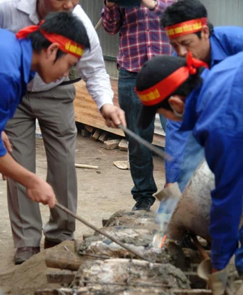 Yếu tố duy nhất được khẳng định ở 3 nơi: giấy chứng nhận riêng, số hiệu gắn ở đế và khắc lên thân tượng Trước đó, lễ khởi đúc rồng Thăng Long tiến hành vào đầu tháng 3 Toàn bộ sản phẩm trải qua công đoạn chế tác thủ công, điêu khắc từng họa tiết... ... sản phẩm được đánh bóng trước khi gắn đá ruby và hạt châu Thần thái của rồng thời Lý: miệng ngậm châu, mắt gắn đá ruby đỏ