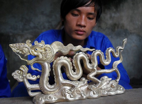 Yếu tố duy nhất được khẳng định ở 3 nơi: giấy chứng nhận riêng, số hiệu gắn ở đế và khắc lên thân tượng Trước đó, lễ khởi đúc rồng Thăng Long tiến hành vào đầu tháng 3 Toàn bộ sản phẩm trải qua công đoạn chế tác thủ công, điêu khắc từng họa tiết... ... sản phẩm được đánh bóng trước khi gắn đá ruby và hạt châu Thần thái của rồng thời Lý: miệng ngậm châu, mắt gắn đá ruby đỏ Yếu tố duy nhất được khẳng định ở 3 nơi: giấy chứng nhận riêng, số hiệu gắn ở đế và khắc lên thân tượng Trước đó, lễ khởi đúc rồng Thăng Long tiến hành vào đầu tháng 3 Toàn bộ sản phẩm trải qua công đoạn chế tác thủ công, điêu khắc từng họa tiết... ... sản phẩm được đánh bóng trước khi gắn đá ruby và hạt châu Thần thái của rồng thời Lý: miệng ngậm châu, mắt gắn đá ruby đỏ