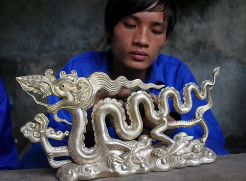 Yếu tố duy nhất được khẳng định ở 3 nơi: giấy chứng nhận riêng, số hiệu gắn ở đế và khắc lên thân tượng Trước đó, lễ khởi đúc rồng Thăng Long tiến hành vào đầu tháng 3 Toàn bộ sản phẩm trải qua công đoạn chế tác thủ công, điêu khắc từng họa tiết... ... sản phẩm được đánh bóng trước khi gắn đá ruby và hạt châu Thần thái của rồng thời Lý: miệng ngậm châu, mắt gắn đá ruby đỏ