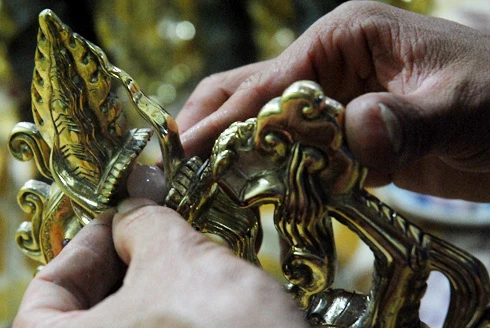 Yếu tố duy nhất được khẳng định ở 3 nơi: giấy chứng nhận riêng, số hiệu gắn ở đế và khắc lên thân tượng Trước đó, lễ khởi đúc rồng Thăng Long tiến hành vào đầu tháng 3 Toàn bộ sản phẩm trải qua công đoạn chế tác thủ công, điêu khắc từng họa tiết... ... sản phẩm được đánh bóng trước khi gắn đá ruby và hạt châu Thần thái của rồng thời Lý: miệng ngậm châu, mắt gắn đá ruby đỏ