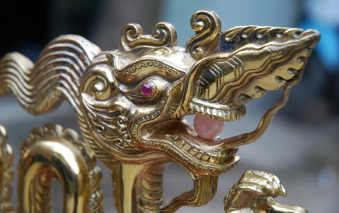 Yếu tố duy nhất được khẳng định ở 3 nơi: giấy chứng nhận riêng, số hiệu gắn ở đế và khắc lên thân tượng Trước đó, lễ khởi đúc rồng Thăng Long tiến hành vào đầu tháng 3 Toàn bộ sản phẩm trải qua công đoạn chế tác thủ công, điêu khắc từng họa tiết... ... sản phẩm được đánh bóng trước khi gắn đá ruby và hạt châu Thần thái của rồng thời Lý: miệng ngậm châu, mắt gắn đá ruby đỏ