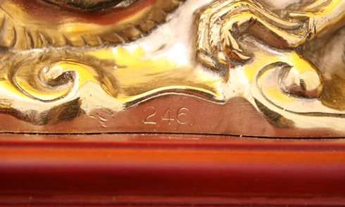 Yếu tố duy nhất được khẳng định ở 3 nơi: giấy chứng nhận riêng, số hiệu gắn ở đế và khắc lên thân tượng Trước đó, lễ khởi đúc rồng Thăng Long tiến hành vào đầu tháng 3 Toàn bộ sản phẩm trải qua công đoạn chế tác thủ công, điêu khắc từng họa tiết... ... sản phẩm được đánh bóng trước khi gắn đá ruby và hạt châu Thần thái của rồng thời Lý: miệng ngậm châu, mắt gắn đá ruby đỏ