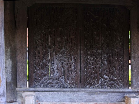 Chùa Keo - Nét đẹp ngàn xưa ảnh 2 Bộ cánh cửa gian trung quan ở Tam quan nội làm từ thế kỷ XVII với những đường nét trạm trổ rồng chầu tinh xảo.
